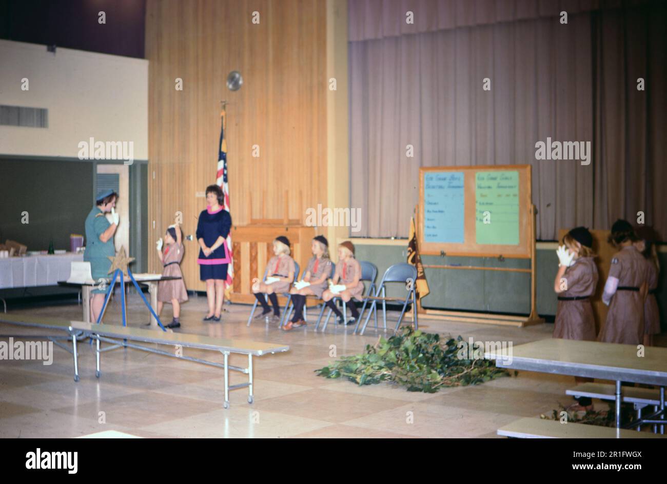 Ein junges Mädchen, das bei einem Pfadfindertreffen einen Eid ablegt. 1969 Stockfoto