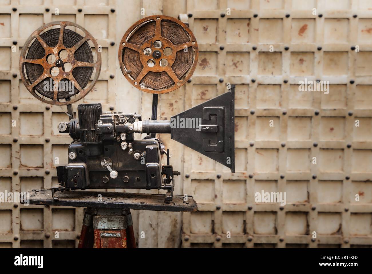 Ein alter Filmprojektor im Freien auf einem Flohmarkt Stockfoto