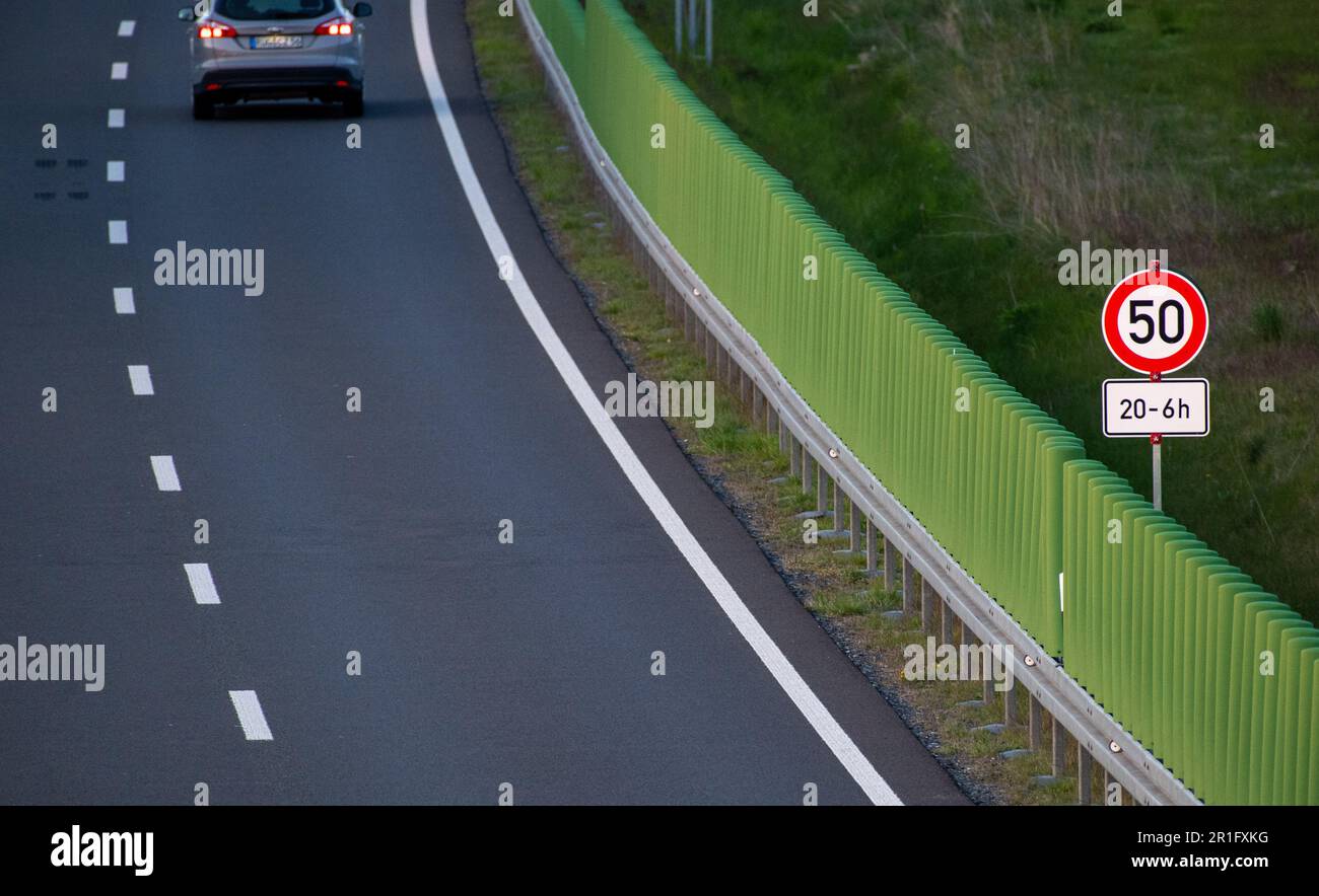 Bergen, Deutschland. 09. Mai 2023. Auf der Bundesautobahn B96 sind Schilder mit 50 km/h anstelle von 100 km/h angebracht. Ab Mai 1 können Autofahrer auf der Insel Rügen nur noch 50 km/h von 8 Uhr bis 6 Uhr fahren, da ein Abschnitt der B96 eine Schutzzone für Fledermäuse ist. (Zu dpa: Vorsicht Schläger - wieder nächtliche Geschwindigkeitsreduzierung auf Rügen) Kredit: Stefan Sauer/dpa/Alamy Live News Stockfoto