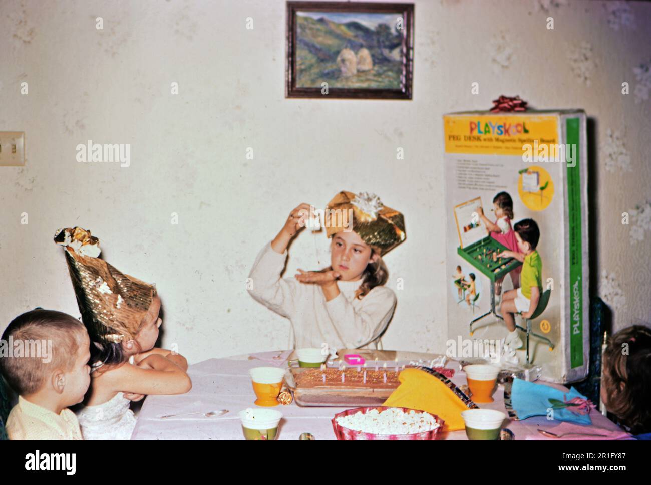 Kinder, die Spaß auf einer Geburtstagsparty in einem Heim haben. 1969 Stockfoto