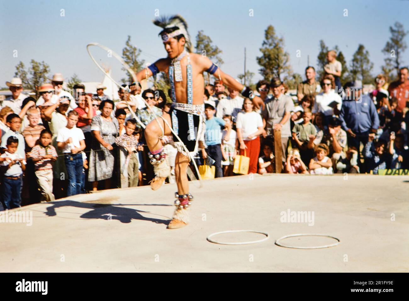 Indianer spielen Basketball auf dem Arizona State Fairgrounds ca. 1962 Stockfoto