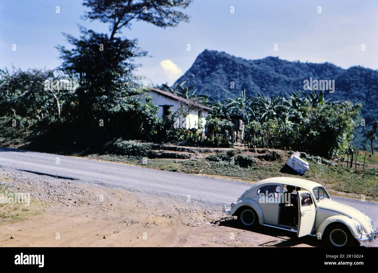 Gelber Volkswagen-Käfer am Straßenrand im ländlichen Südafrika ca. 1966 Stockfoto