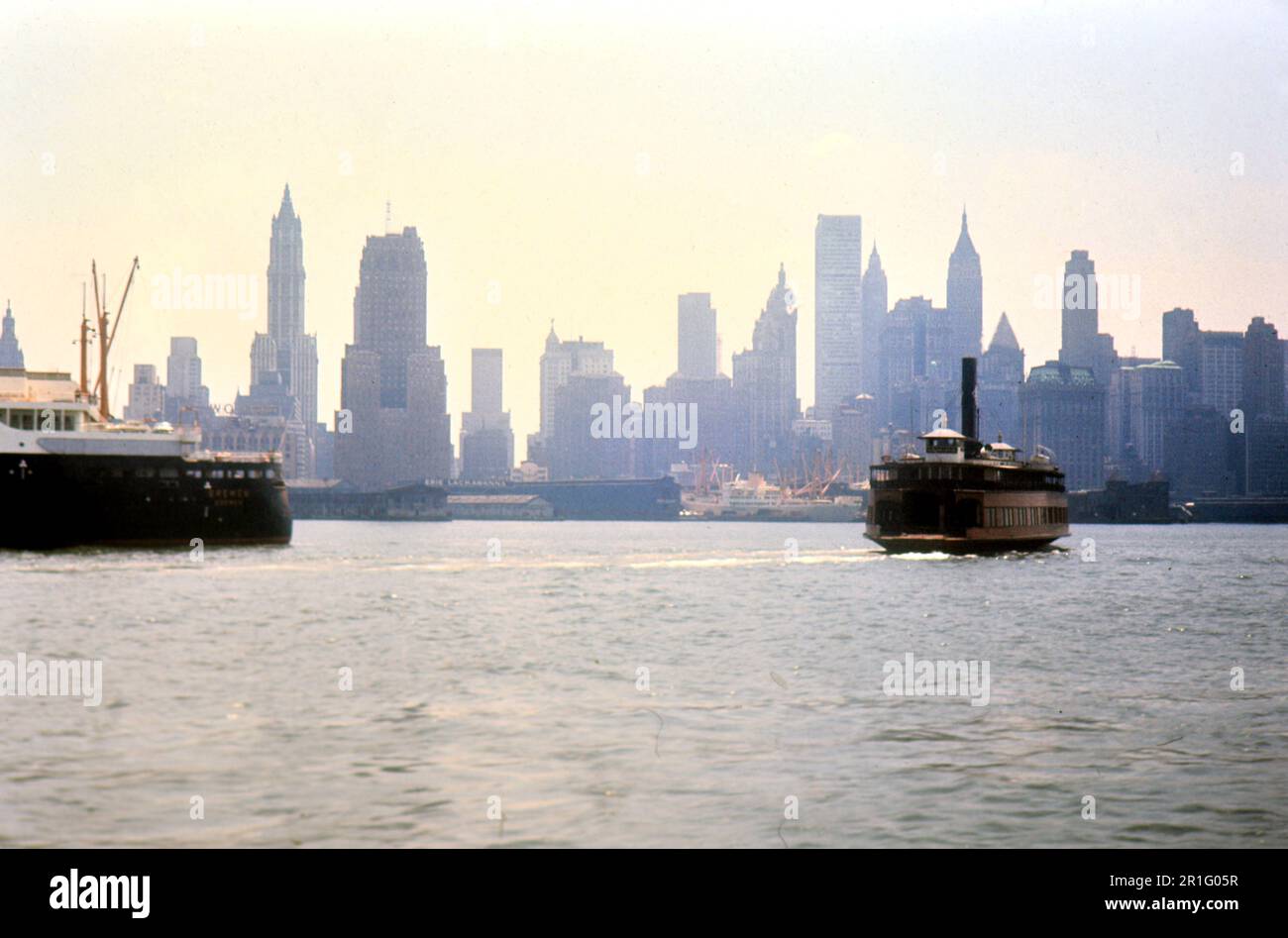 Die Skyline von New York City, eine Fähre im Vordergrund ca. Ende 1960er Stockfoto