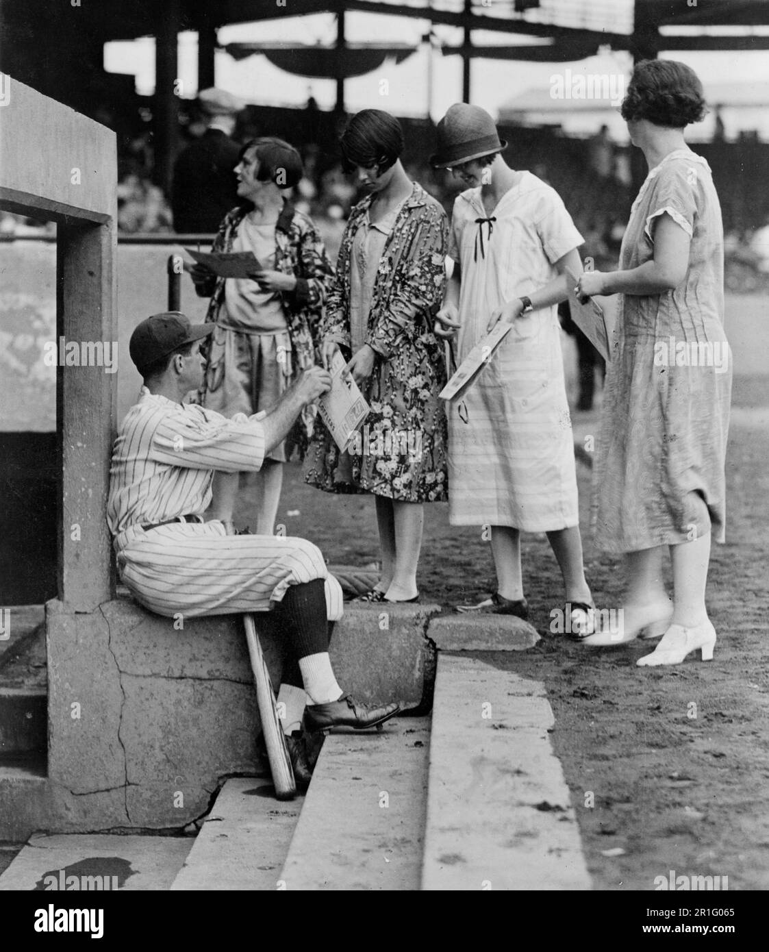 Archivfoto: Bucky Harris signiert Scorecards auf Dugout Steps, am Ladies Day ca. 1925 Stockfoto