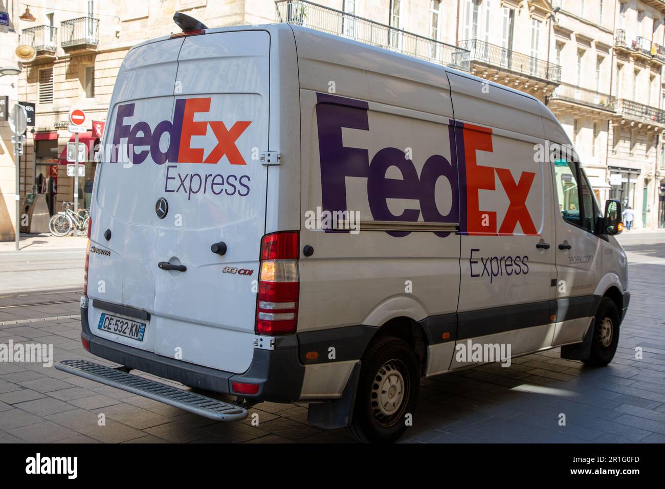 Bordeaux , Aquitaine France - 05 01 2023 : Fedex Express Logo Marke mercedes und Zeichen Text auf der Schalttafel Lieferwagen im städtischen Straßenladen liefern p Stockfoto