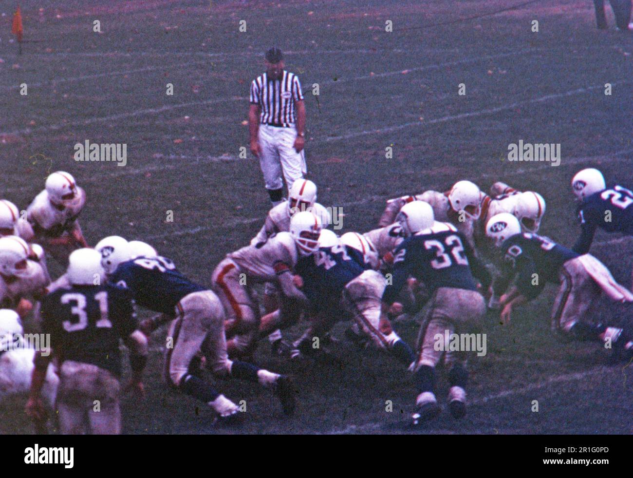 Schiedsrichter, der das Spiel eines Highschool-Footballspiels sieht. 1968 Stockfoto