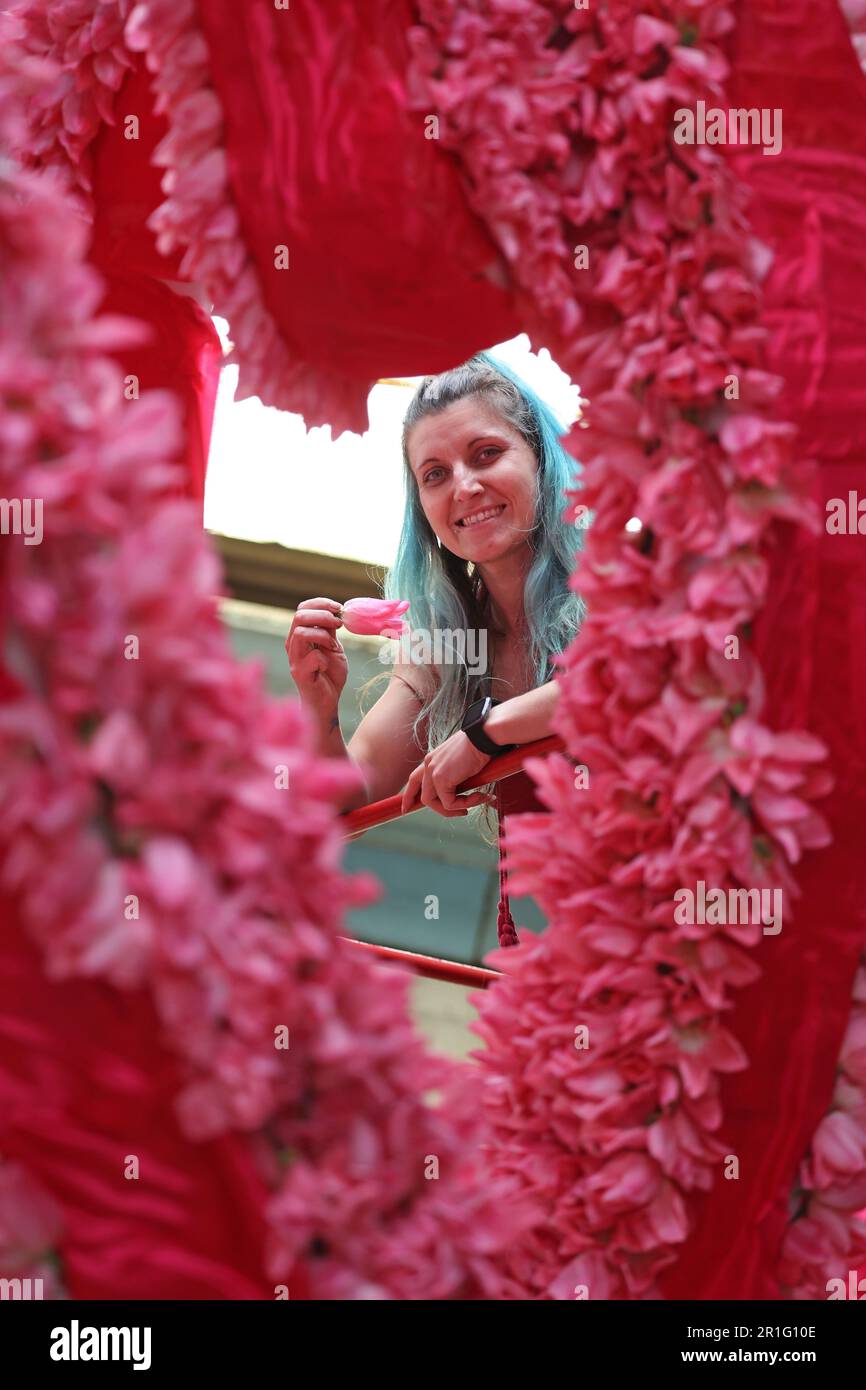 Spalding, Großbritannien. 11. Mai 2023. Laura Hudson hat damit begonnen, Tulpenköpfe an einen Festwagen zu „kleben“, bereit für das Spalding Flower Festival, das morgen (13. Mai) beginnt. Die Parade wurde von Stephen Timewell wiederbelebt, nachdem sie das letzte Mal im Jahr 2013 stattfand. Über eine Million Tulpenköpfe werden zur Dekoration von Schwimmwagen verwendet, die am 13. Mai 2023 durch die Stadt Spalding in Lincolnshire fahren werden. Kredit: Paul Marriott/Alamy Live News Stockfoto