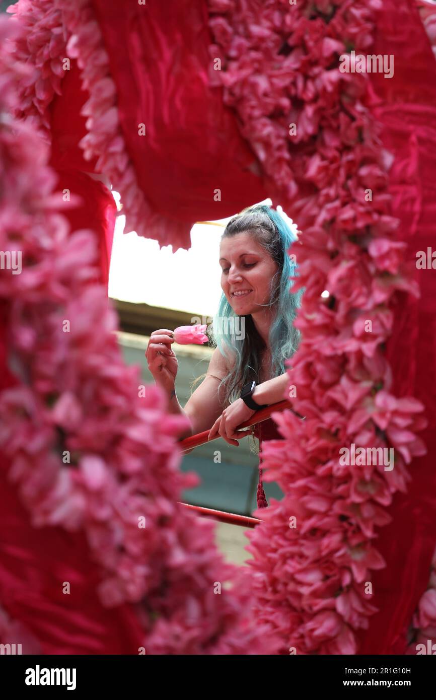 Spalding, Großbritannien. 11. Mai 2023. Laura Hudson hat damit begonnen, Tulpenköpfe an einen Festwagen zu „kleben“, bereit für das Spalding Flower Festival, das morgen (13. Mai) beginnt. Die Parade wurde von Stephen Timewell wiederbelebt, nachdem sie das letzte Mal im Jahr 2013 stattfand. Über eine Million Tulpenköpfe werden zur Dekoration von Schwimmwagen verwendet, die am 13. Mai 2023 durch die Stadt Spalding in Lincolnshire fahren werden. Kredit: Paul Marriott/Alamy Live News Stockfoto