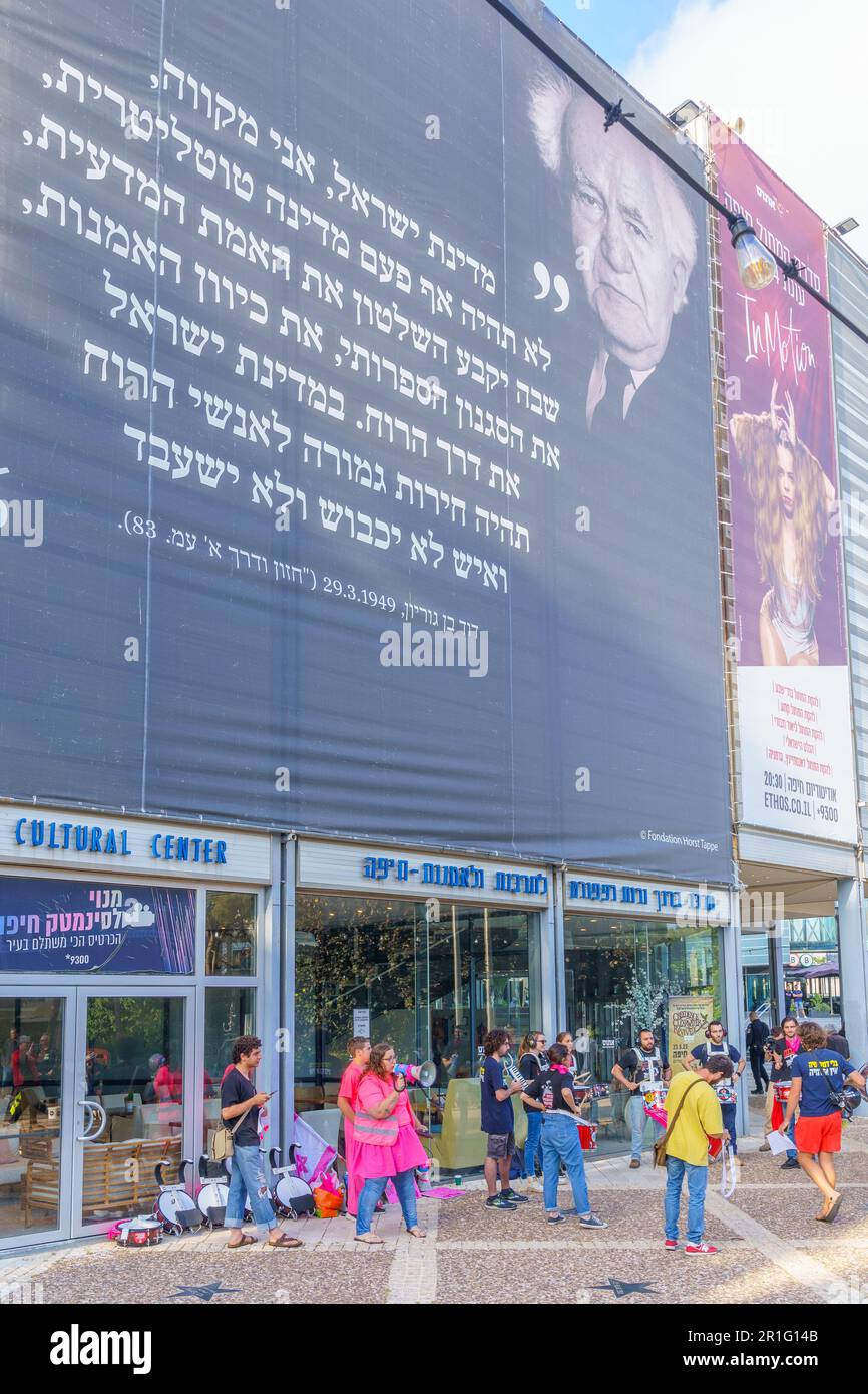 Haifa, Israel - 13. Mai 2023: Ein Kreis von Schlagzeugern unter einem Zeichen mit einem prodemokratischen Zitat von Ben-Gurion. 19. Woche Anti-Regierungs-Protest Stockfoto
