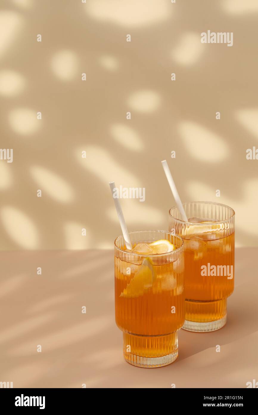 Gläser kalten Tee, Eiswürfel, Zitronenscheiben und einen Pfefferminzzweig. Kühle Sommergetränke. Speicherplatz kopieren Stockfoto