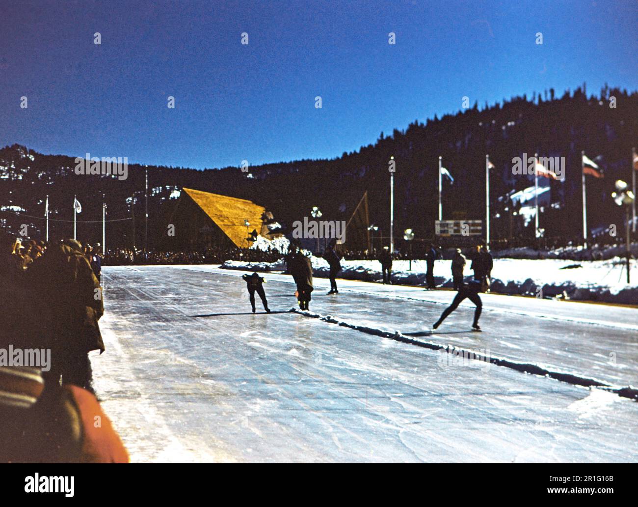 Olympische Winterspiele 1960 in Squaw Valley Kalifornien: Takamizawa (Japan), Valentina Stenina (UdSSR) in der 3000 Meter langen Speed Skating-Strecke für Frauen ca. Februar 23 1960 Stockfoto