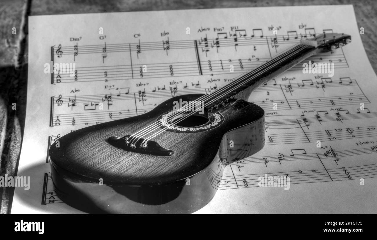 Eine klassische Gitarre, die die Noten eines neuen Songs spielt Stockfoto