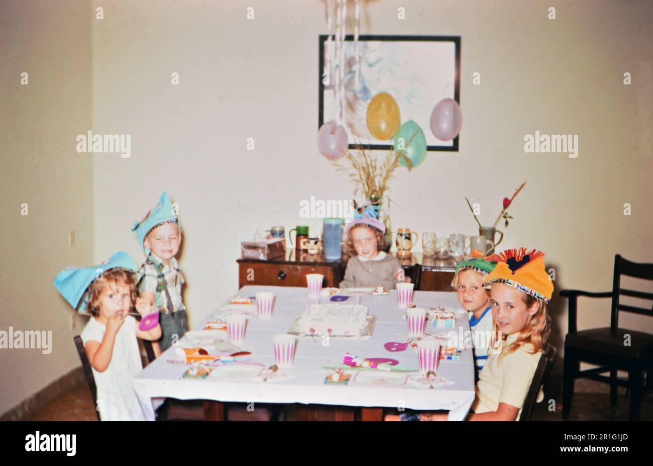 Kinder, die Spaß auf einer Geburtstagsparty haben. 1968 Stockfoto