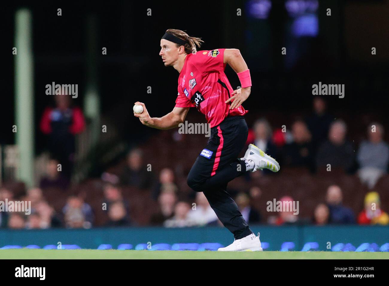 Sydney, Australien, 5. Dezember 2021. Sydney, Australien, 5. Dezember 2021. Der Sydney Sixers-Spieler Tom Curran bowlt beim Cricket-Spiel der Big Bash League zwischen Sydney Sixers und den Melbourne Stars am Sydney Cricket Ground am 05. Dezember 2021 in Sydney, Australien. (Foto: Pete Dovgan/Speed Media/Icon Sportswire) Stockfoto