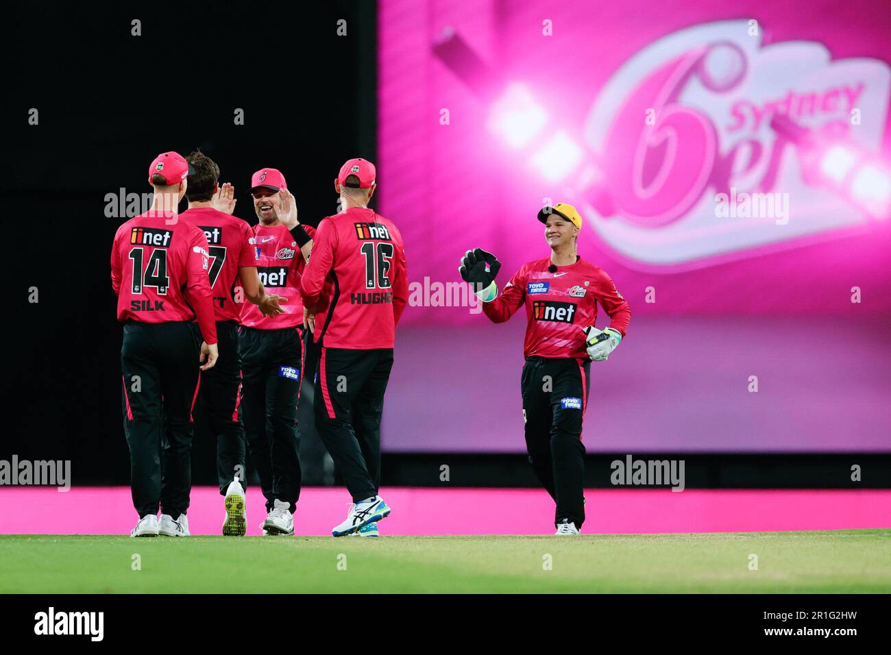 Sydney, Australien, 5. Dezember 2021. Sydney, Australien, 5. Dezember 2021. Sydney Sixers feiert ein weiteres Wicket beim Cricket-Spiel der Big Bash League zwischen Sydney Sixers und den Melbourne Stars auf dem Sydney Cricket Ground am 05. Dezember 2021 in Sydney, Australien. (Foto: Pete Dovgan/Speed Media/Icon Sportswire) Stockfoto