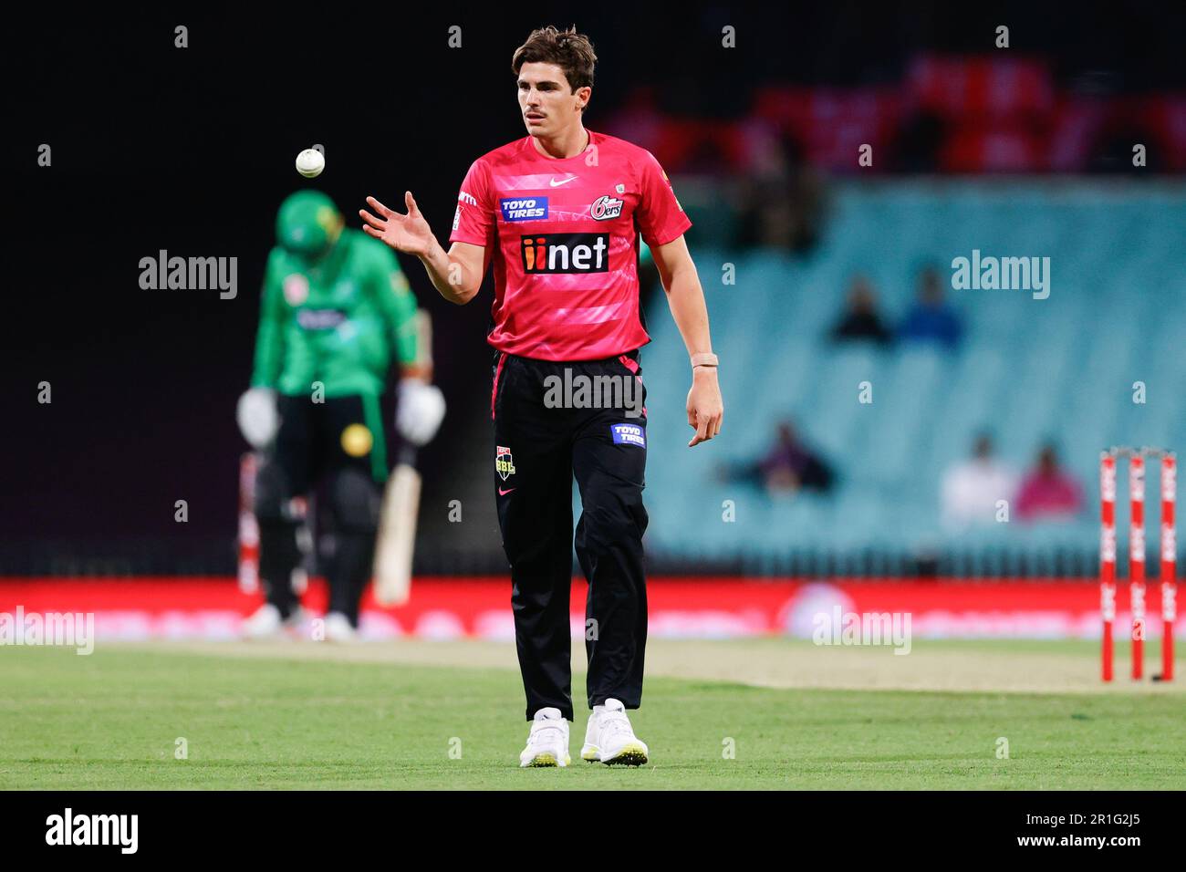 Sydney, Australien, 5. Dezember 2021. Sydney, Australien, 5. Dezember 2021. Der Sydney Sixers-Spieler Sean Abbott übernimmt den Ball beim Cricket-Spiel der Big Bash League zwischen Sydney Sixers und den Melbourne Stars auf dem Sydney Cricket Ground am 05. Dezember 2021 in Sydney, Australien. (Foto: Pete Dovgan/Speed Media/Icon Sportswire) Stockfoto
