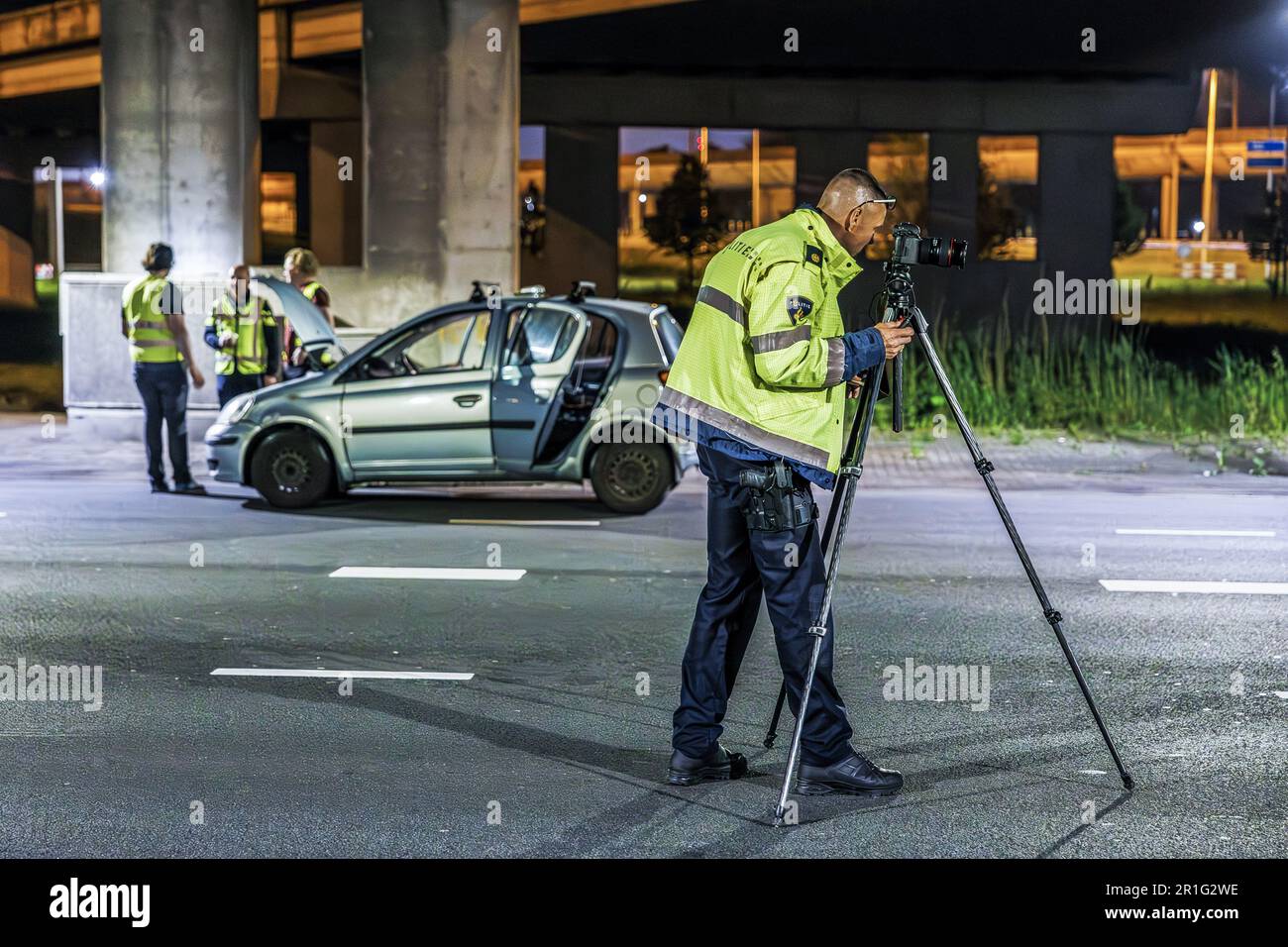 ROTTERDAM - Angestellte während einer Rekonstruktion des Unfalls in Süd-Rotterdam durch die Staatsanwaltschaft, bei dem am zweiten Weihnachtsfeiertag 2022 drei Menschen ums Leben kamen. In dieser Nacht wurde die parallele Fahrspur der Autobahn A15 zwischen der Kreuzung Vaanplein und den Ausfahrten 18 und 19 nach Charlois und Rhoon für die Fahrtests vorübergehend gesperrt. ANP MEDIA TV niederlande raus - belgien raus Stockfoto