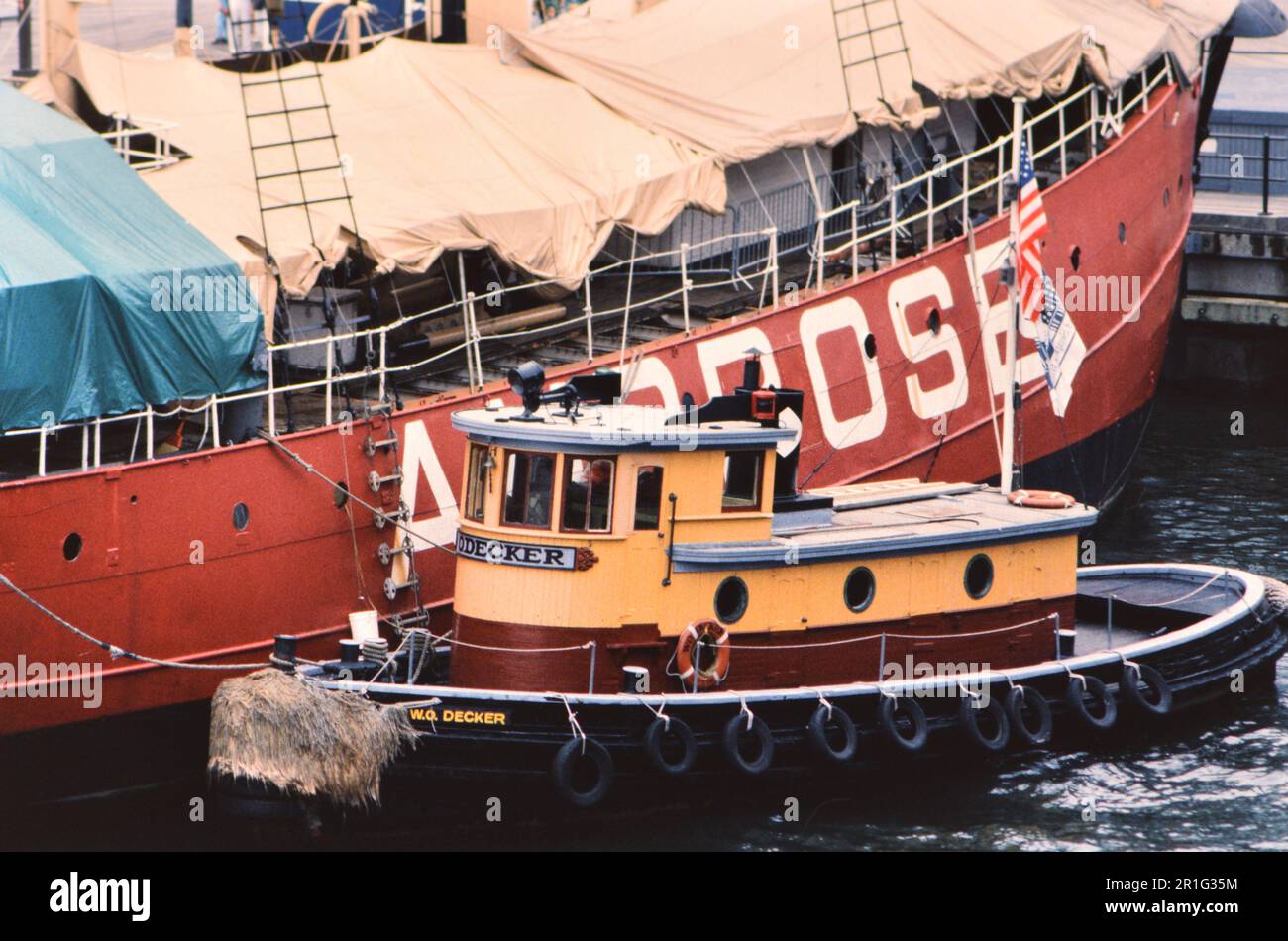 New York W.O. Decker-Schleppboot am Hafen in Lower Manhattan, das letzte in New York gebaute hölzerne Schleppboot ca. 2000 Stockfoto