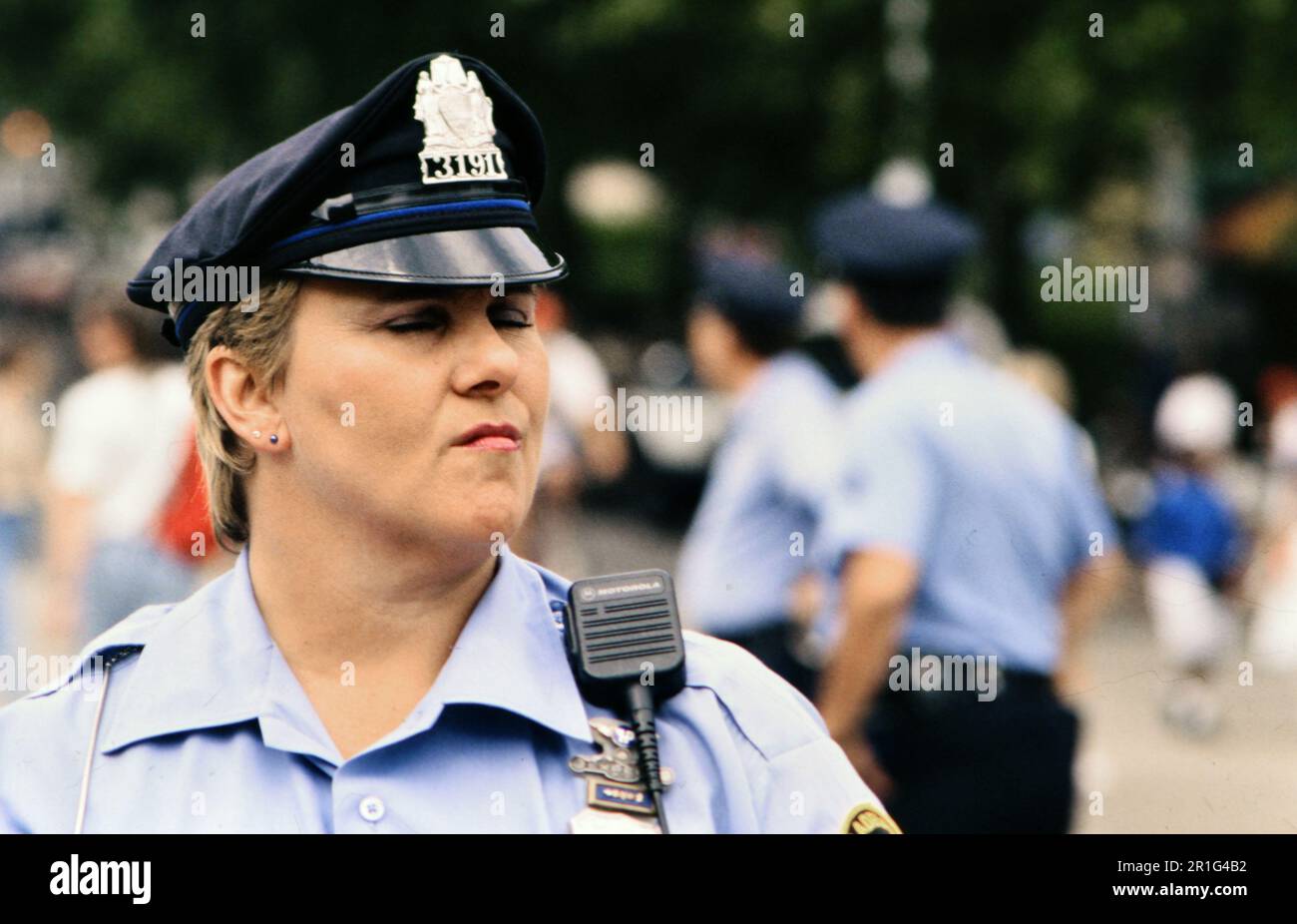 Eine Polizistin aus Philadelphia bekam ein Blinzeln (Augen zu) ca. 2000 Stockfoto