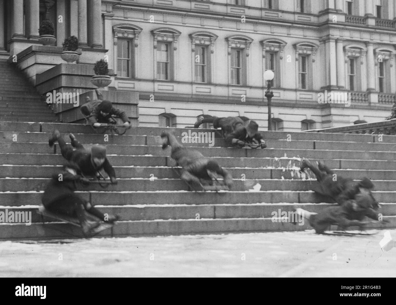 Archivfoto: Junge Leute aus Washington haben eine neue Verwendung für ihre Schlitten gefunden. Die Stufen des State war und Navy Building sind sehr beliebt an diesen einsamen Morgen ca. Dezember 1921 Stockfoto