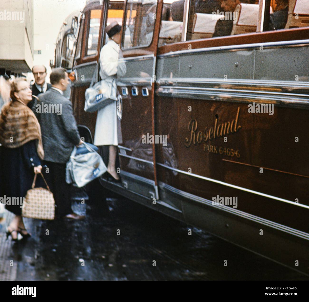 Touristen in England, die mit dem Bus zum oder vom Flughafen ca. Ca. Mitte 1950er Stockfoto