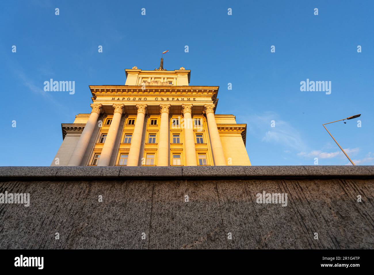 Sofia, Bulgarien. Mai 2023. Sehen Sie die Fassade des Gebäudes der bulgarischen Nationalversammlung bei Sonnenuntergang im Stadtzentrum Stockfoto