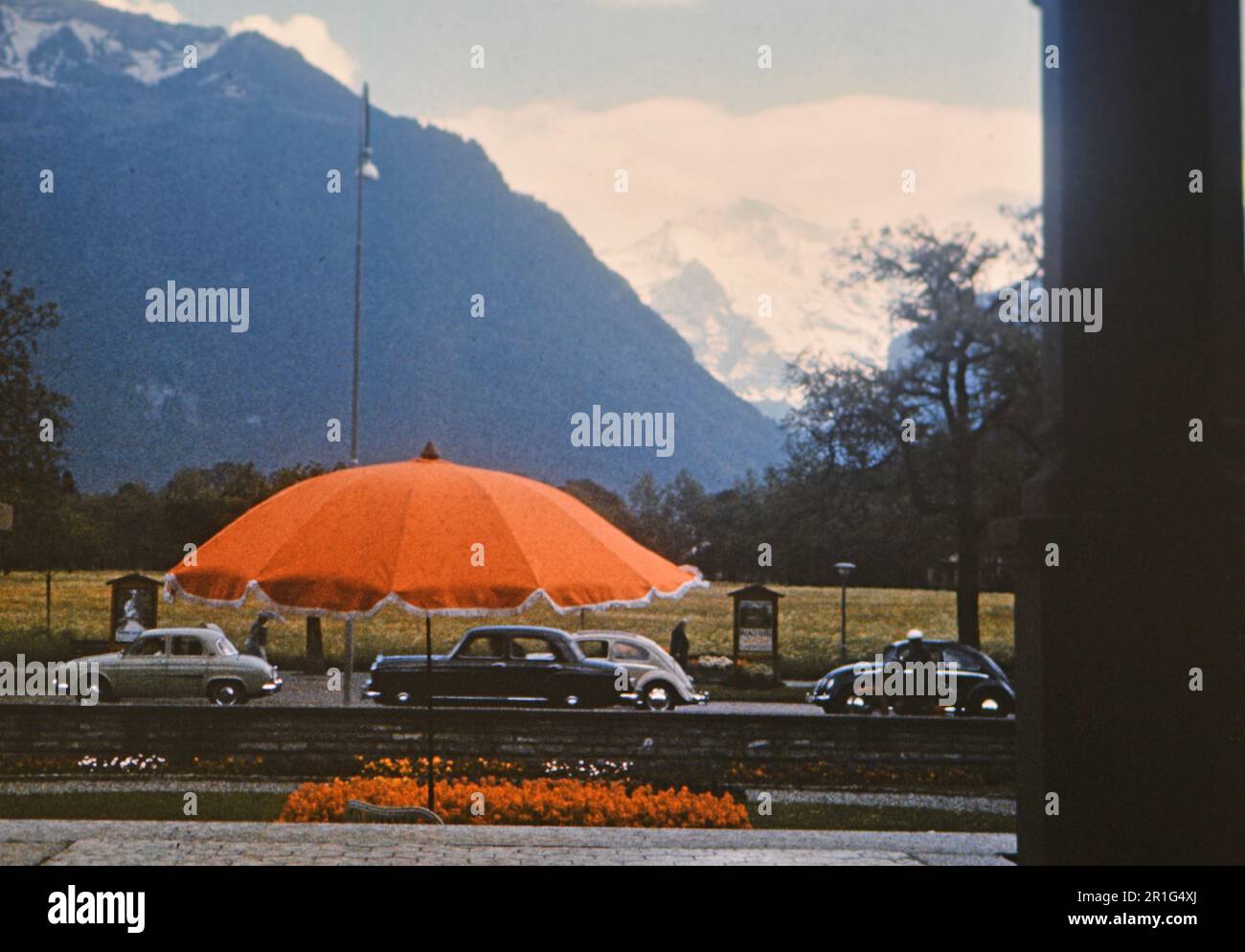 Autos, die auf einer Straße in oder in der Nähe von Interlaken Schweiz fahren, ca. Ca. Mitte 1950er Stockfoto