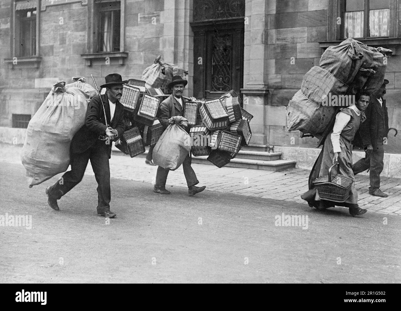 Archivfoto: Korbhändler in einer nicht identifizierten europäischen Stadt ca. 1909-1920 Stockfoto