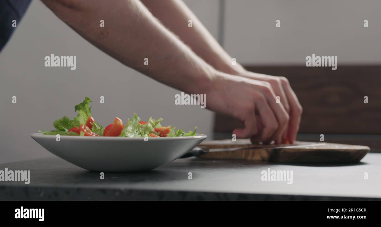 Tomaten geben Salat in weißer Schüssel und breitem Foto Stockfoto
