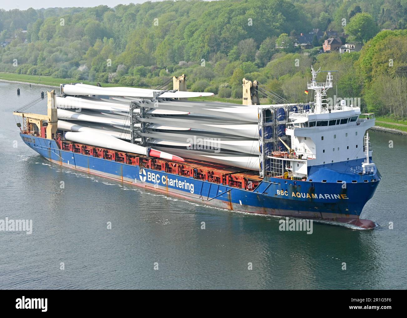General Cargo Ship BBC AQUAMARINE, vorbei am Kieler Kanal mit einer Ladung Windkraftmesser an Deck. Stockfoto