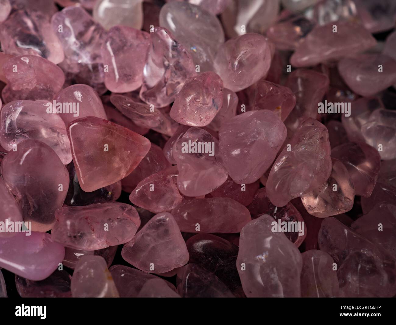 Makroaufnahmen von rosa Quarzkristall, Stockfoto