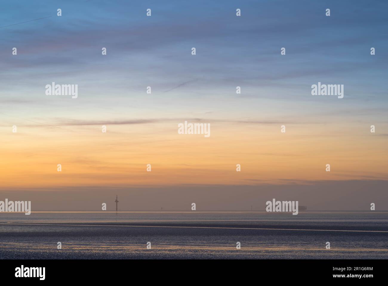 Abendatmosphäre auf der Weser nahe Bremerhaven bei Ebbe, Nordsee, Schiff ankommt, Cuxhaven, Deutschland Stockfoto