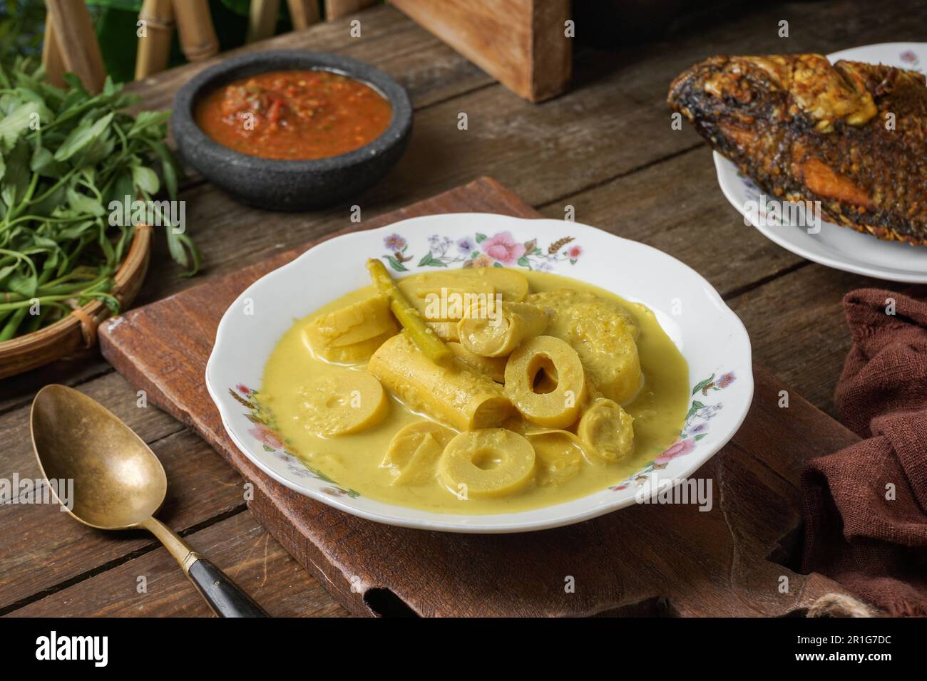 Masak Lemak Rebung ist bekannt als Bambusschießer mit gelber Kokossoße. Traditionelle malaiische Gerichte auf Malaysisch und Indonesisch Stockfoto