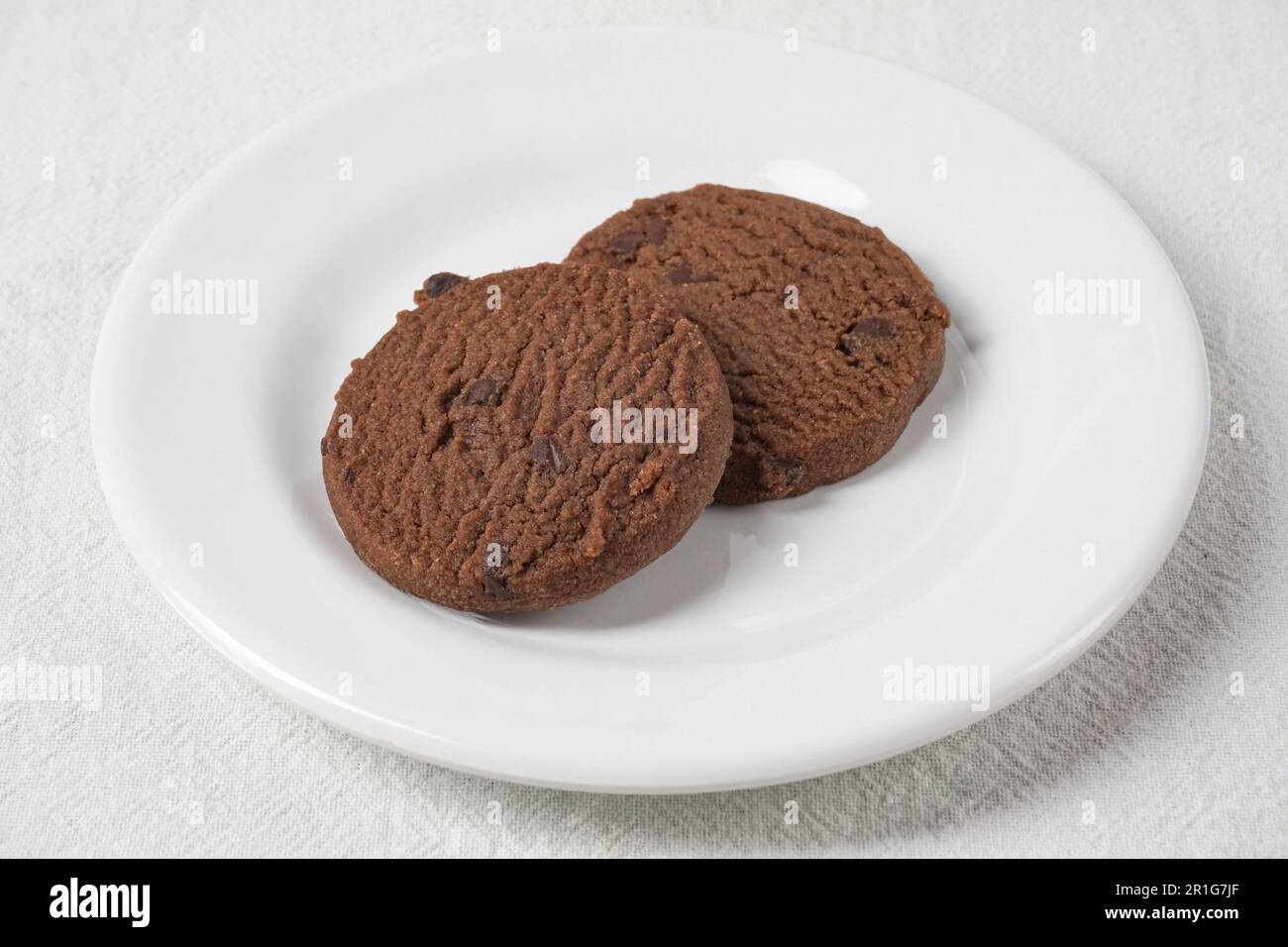 Klassische Schokoladen-Chip-Butterkekse. Traditioneller britischer Nachspeisensnack oder Frühstück Stockfoto