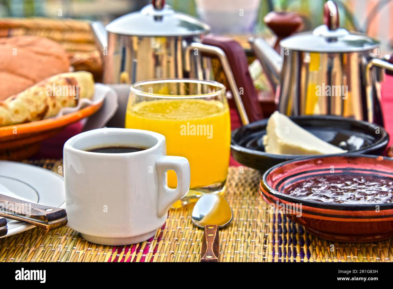 Das marokkanische Frühstück wird auf der Hotelterrasse im Atlasgebirge serviert Stockfoto