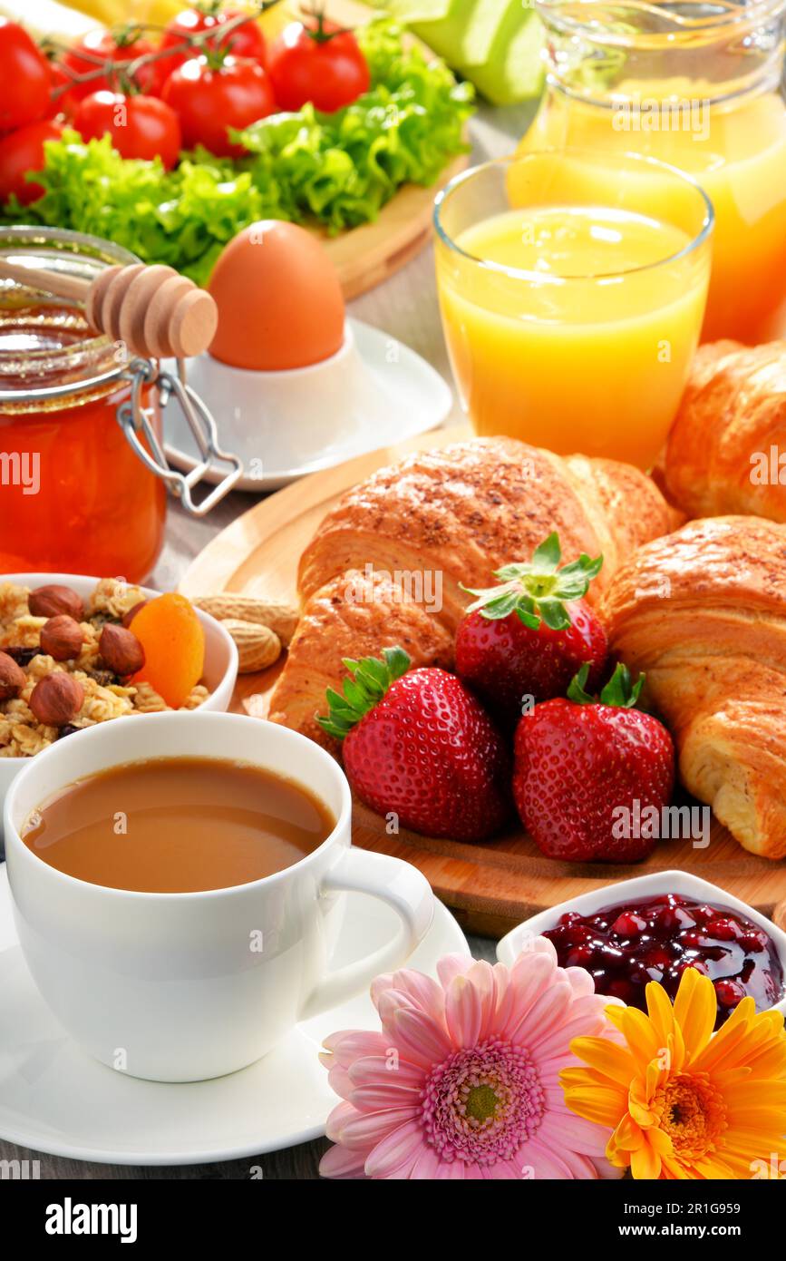 Das Frühstück bestand aus Croissants, Kaffee, Obst, Orangensaft und Marmelade. Ausgewogene Ernährung Stockfoto