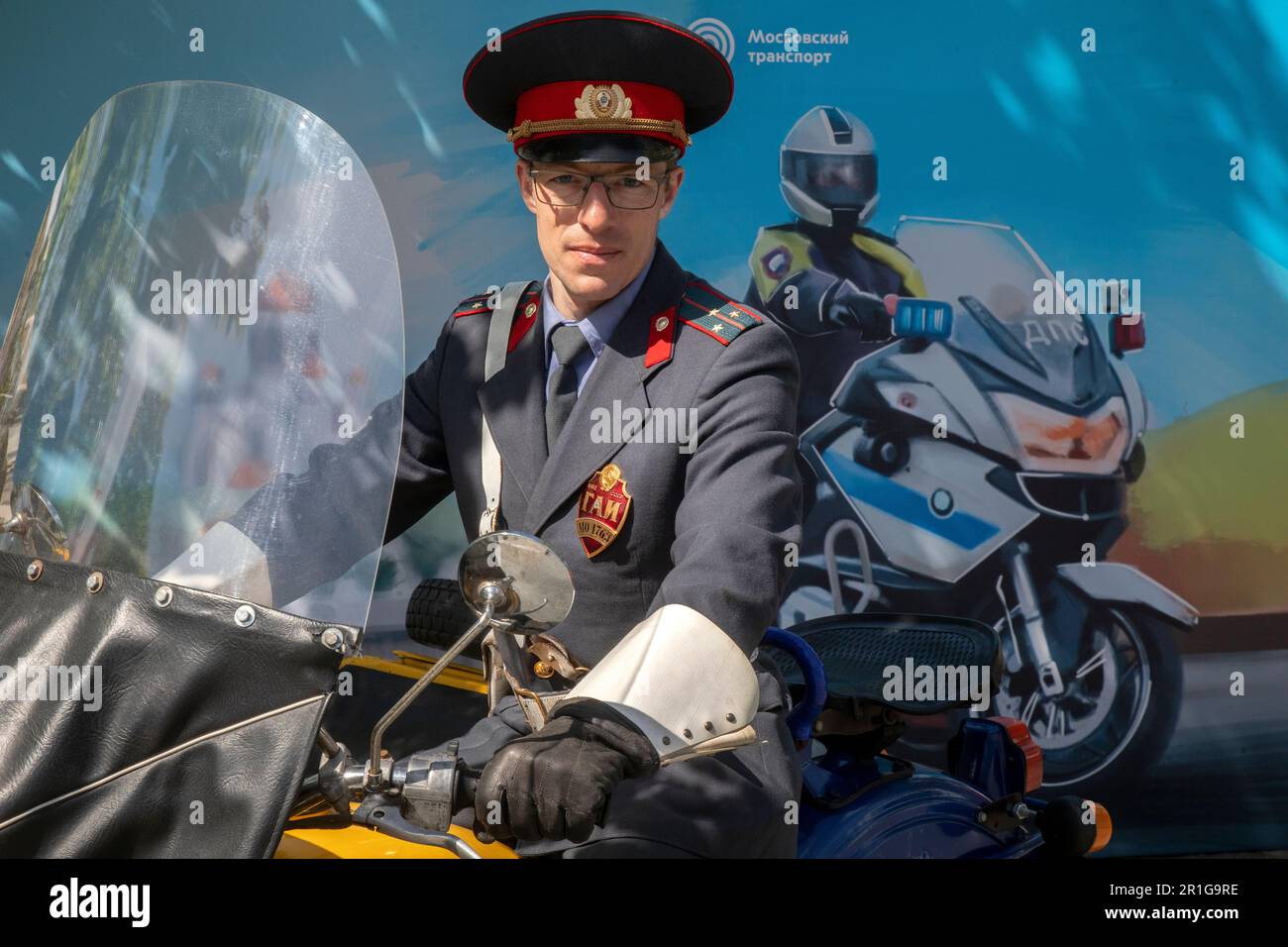 Moskau, Russland. 13. Mai 2023. Ein Mann in sowjetischer Uniform eines Verkehrspolizisten sitzt hinter dem Steuer eines Ural-Motorrads beim Moskauer Motorradfestival, das die Eröffnung einer neuen Motorradsaison im Muzeon-Park in Moskau, Russland, feiert Stockfoto