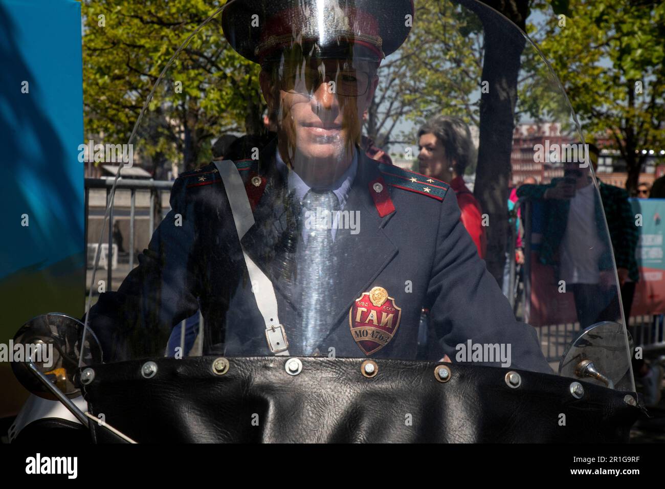 Moskau, Russland. 13. Mai 2023. Ein Mann in sowjetischer Uniform eines Verkehrspolizisten sitzt hinter dem Steuer eines Ural-Motorrads beim Moskauer Motorradfestival, das die Eröffnung einer neuen Motorradsaison im Muzeon-Park in Moskau, Russland, feiert Stockfoto