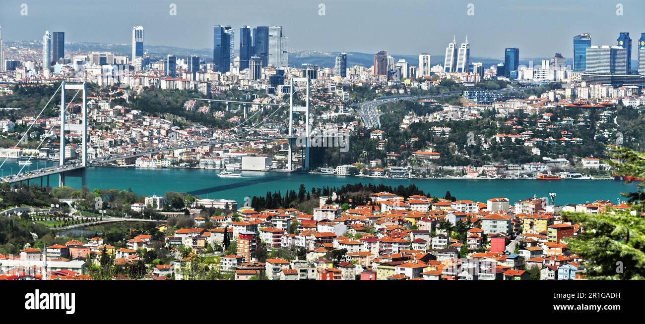 Panoramablick auf Istanbul mit der Bosporus-Brücke über der Bosporus-Straße Stockfoto