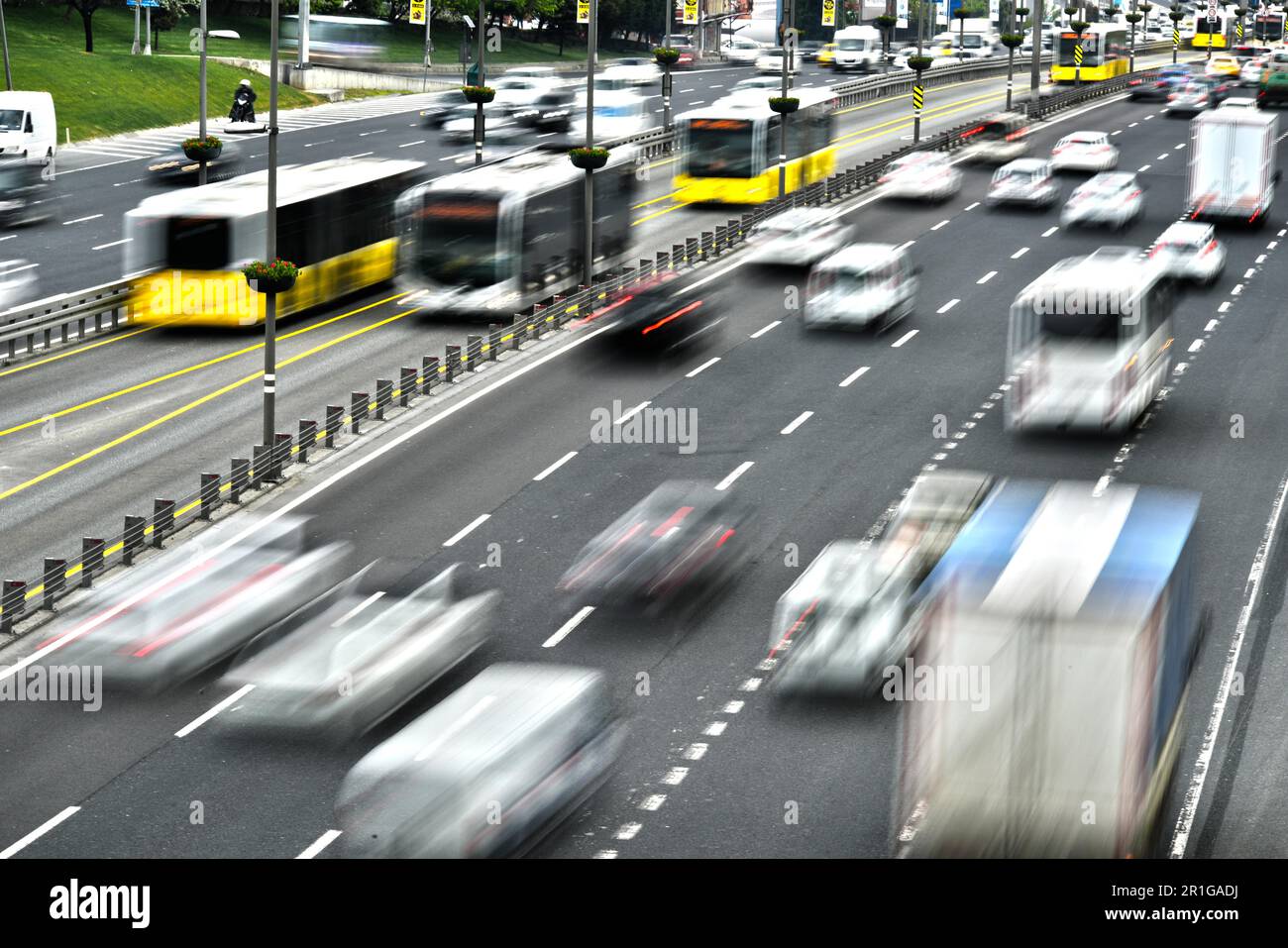 Kontrollierter Zugang Autobahn in Istanbul während der Hauptverkehrszeiten. Stockfoto