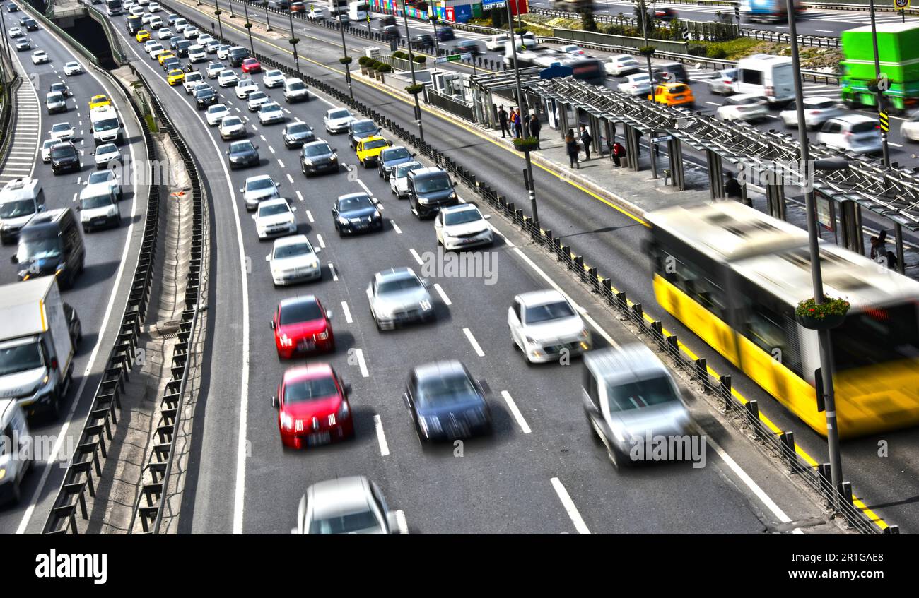 Kontrollierter Zugang Autobahn in Istanbul während der Hauptverkehrszeiten. Stockfoto