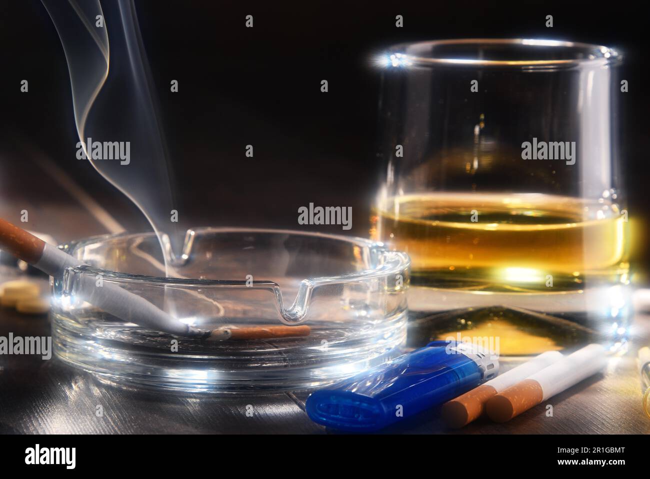 Süchtig machenden Substanzen, einschließlich Alkohol und Zigaretten Stockfoto