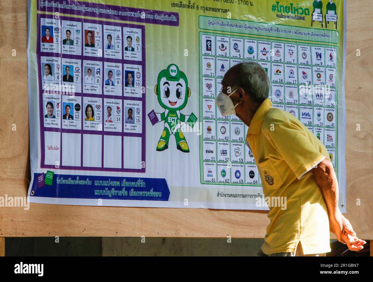 Bangkok, Thailand. 14. Mai 2023. Ein Mann sieht sich die Bilder der Kandidaten für das Repräsentantenhaus während der Wahl an einem Wahllokal an. Die Wahllokale sind von 8 Uhr bis 5 Uhr geöffnet. Kredit: SOPA Images Limited/Alamy Live News Stockfoto