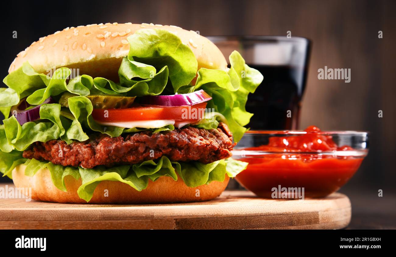 Hausgemachte Hamburger mit Käse und frisches Gemüse Stockfoto