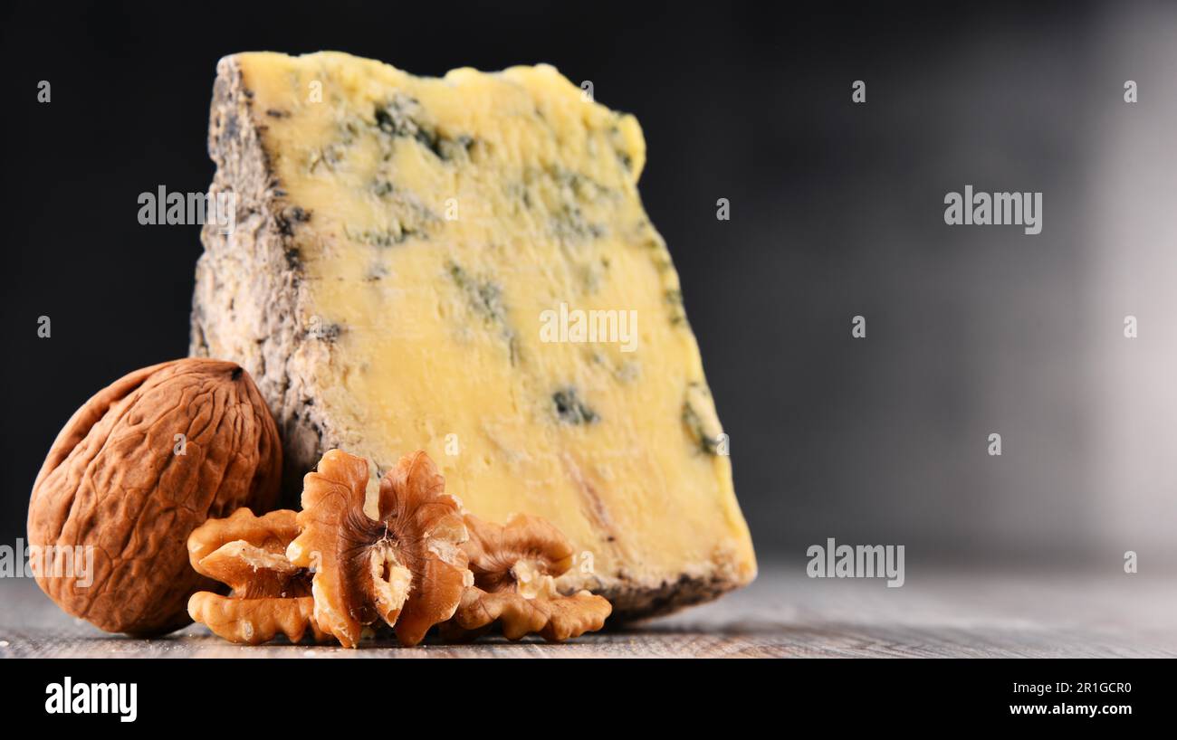 Stück Blauschimmelkäse auf dem Tisch isoliert Stockfoto