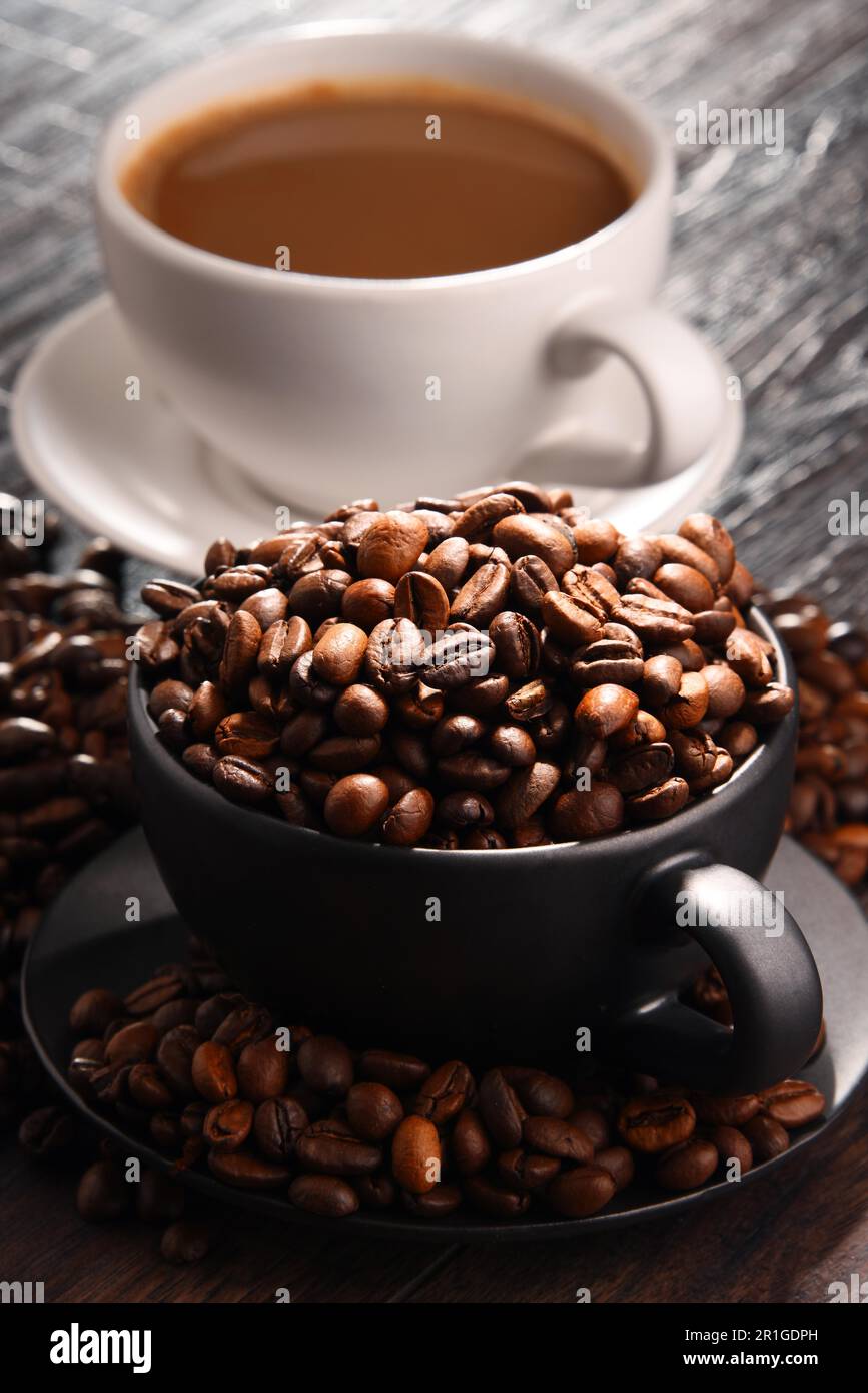 Zusammensetzung mit zwei Tassen Kaffee und Bohnen Stockfoto