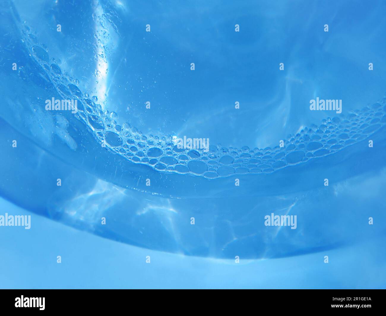 Blauer Hintergrund mit Eis, Wasser und Blasen Stockfoto