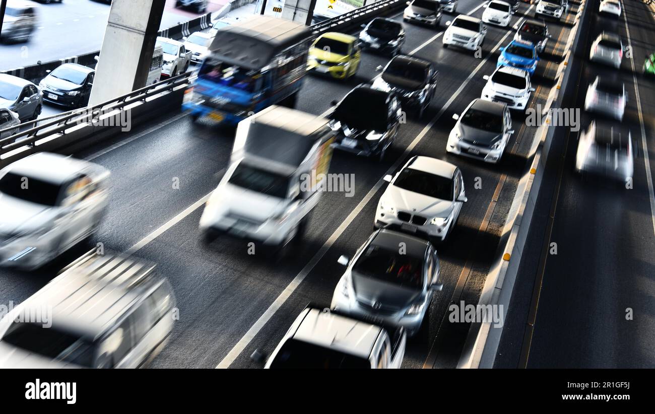 Kontrollierter Zugang Autobahn in Bangkok während der Hauptverkehrszeiten. Stockfoto
