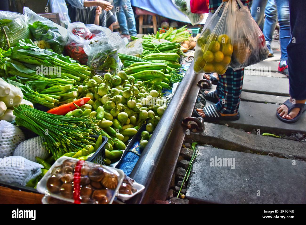 Verkauf von Speisen auf der Maeklong Railway Markt in Thailand Stockfoto