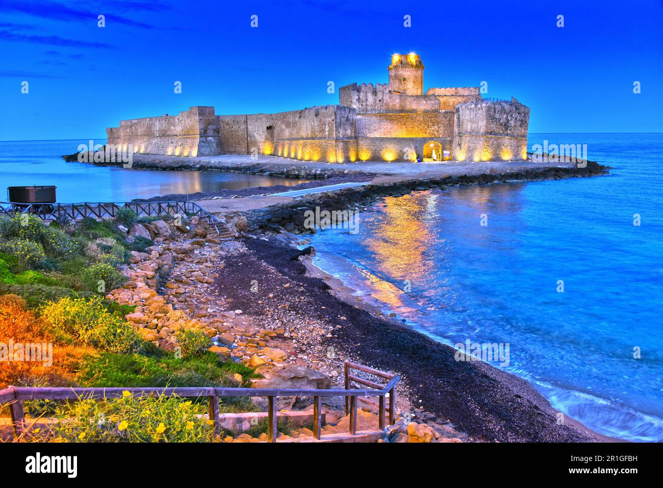 Das Schloss in der Isola di Capo Rizzuto in der Provinz Crotone, Kalabrien, Italien Stockfoto